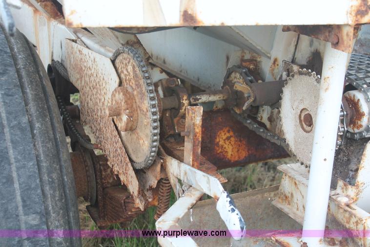 image for item I7871 Willmar Narrow Track 600 dry spreader