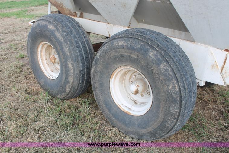 image for item I7871 Willmar Narrow Track 600 dry spreader