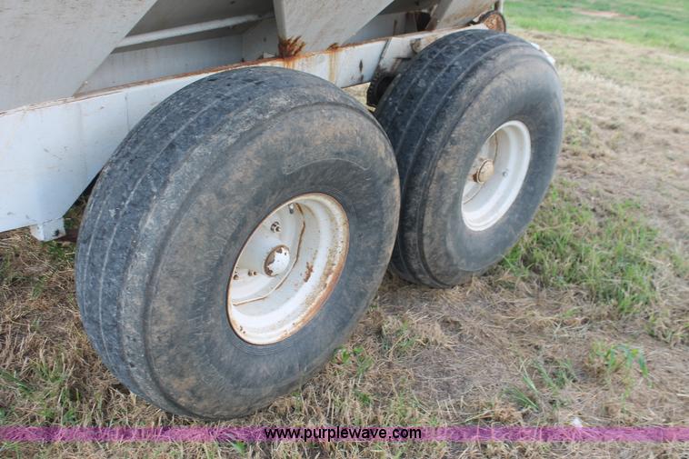 image for item I7871 Willmar Narrow Track 600 dry spreader