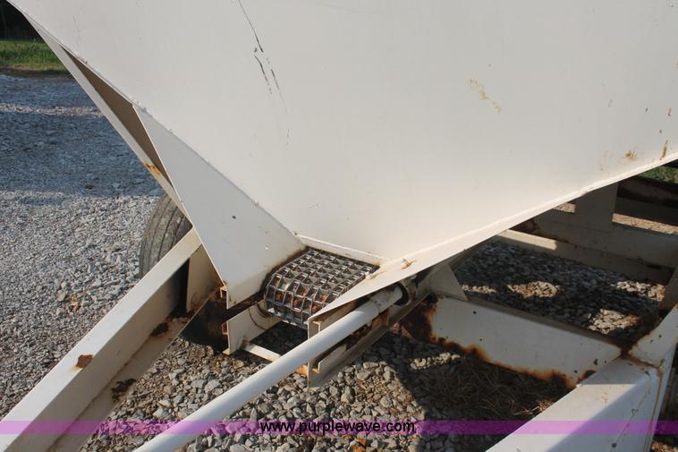 image for item I7872 Willmar 500 dry spreader