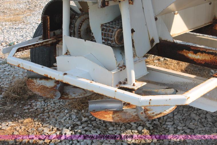 image for item I7872 Willmar 500 dry spreader