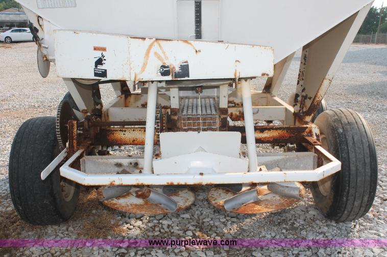 image for item I7872 Willmar 500 dry spreader