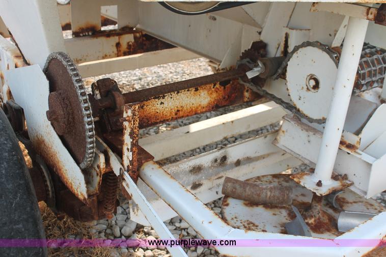 image for item I7872 Willmar 500 dry spreader