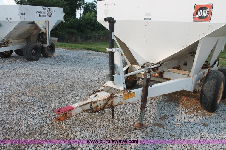image for item I7872 Willmar 500 dry spreader