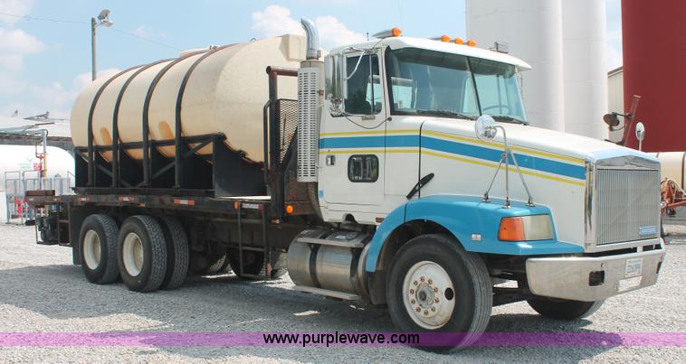image for item I7876 1994 Volvo WG flatbed liquid nurse truck