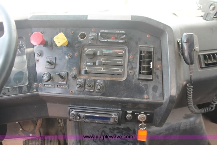 image for item I7876 1994 Volvo WG flatbed liquid nurse truck