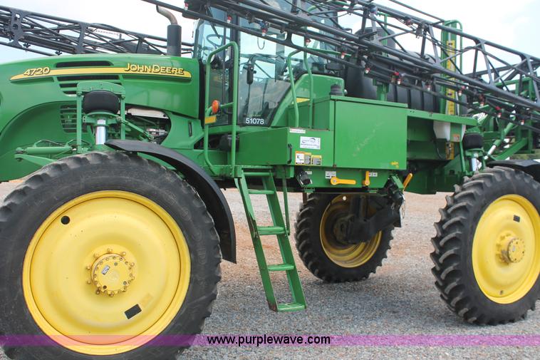 image for item I7879 2005 John Deere 4720 self-propelled sprayer