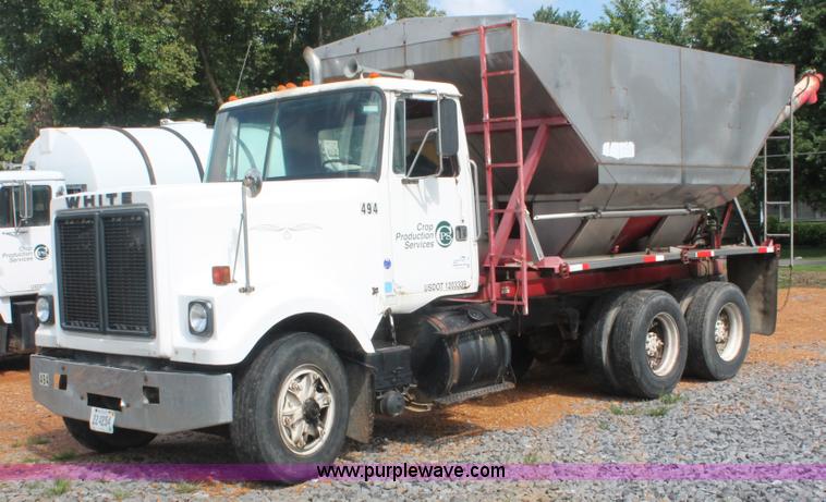 image for item I7880 1982 White tender truck