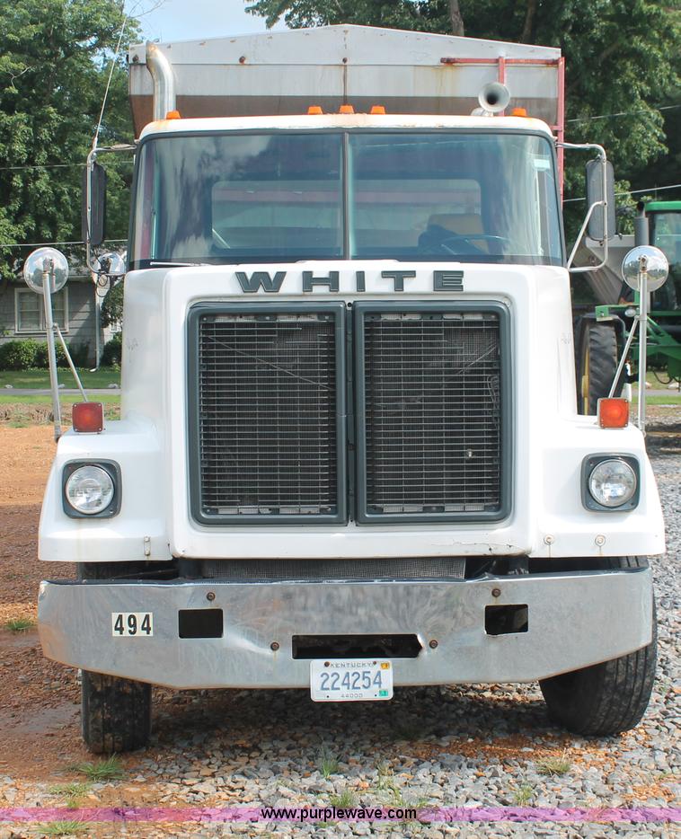 image for item I7880 1982 White tender truck