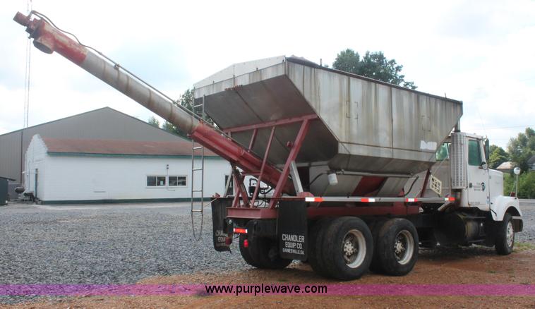 image for item I7880 1982 White tender truck