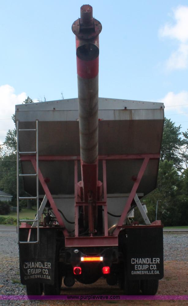 image for item I7880 1982 White tender truck