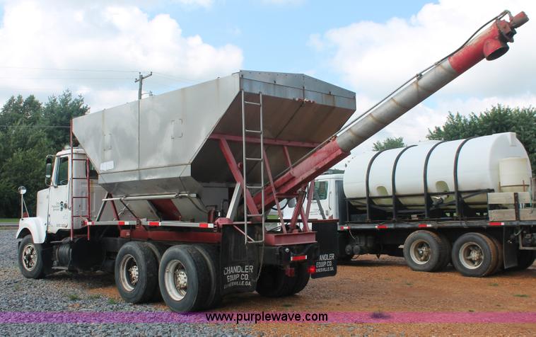 image for item I7880 1982 White tender truck