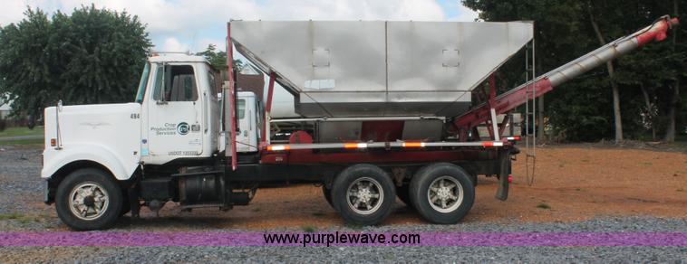 image for item I7880 1982 White tender truck