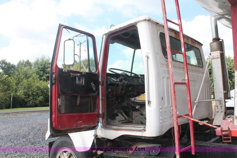 image for item I7880 1982 White tender truck