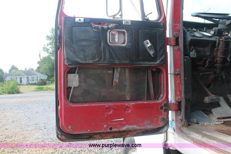 image for item I7880 1982 White tender truck