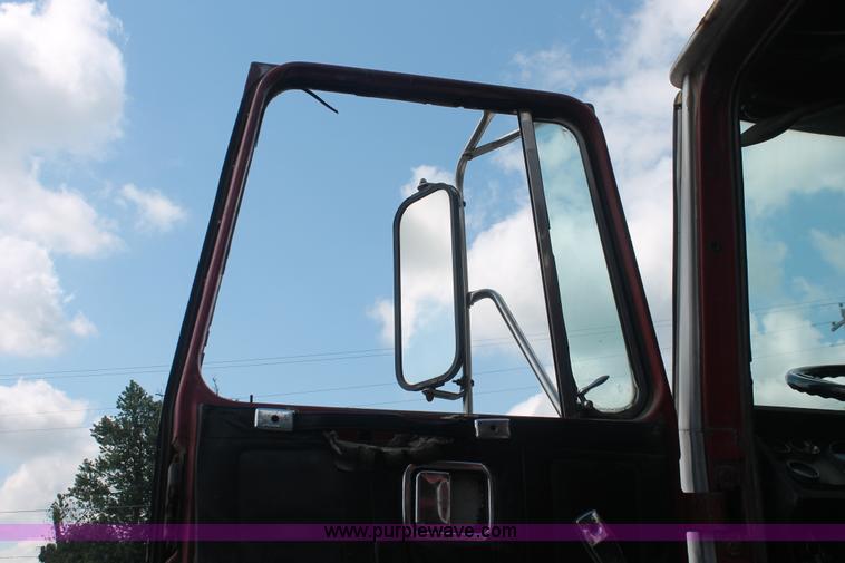 image for item I7880 1982 White tender truck