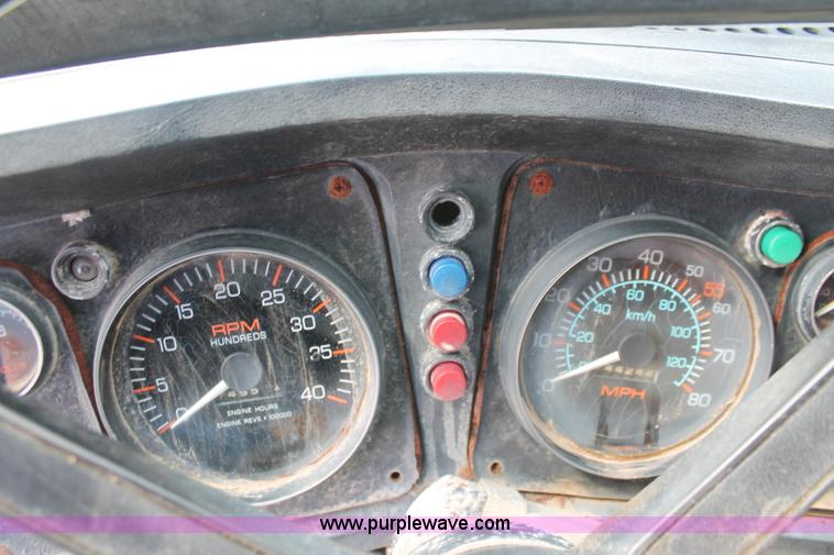 image for item I7880 1982 White tender truck