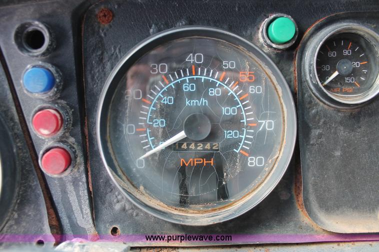 image for item I7880 1982 White tender truck