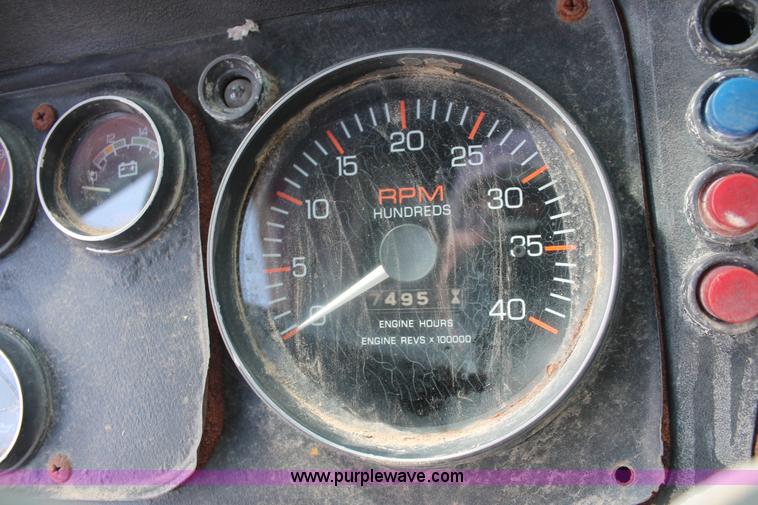 image for item I7880 1982 White tender truck