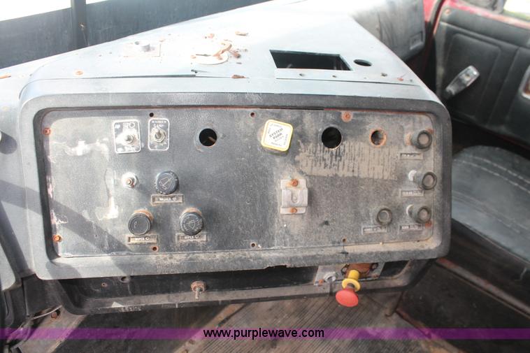 image for item I7880 1982 White tender truck