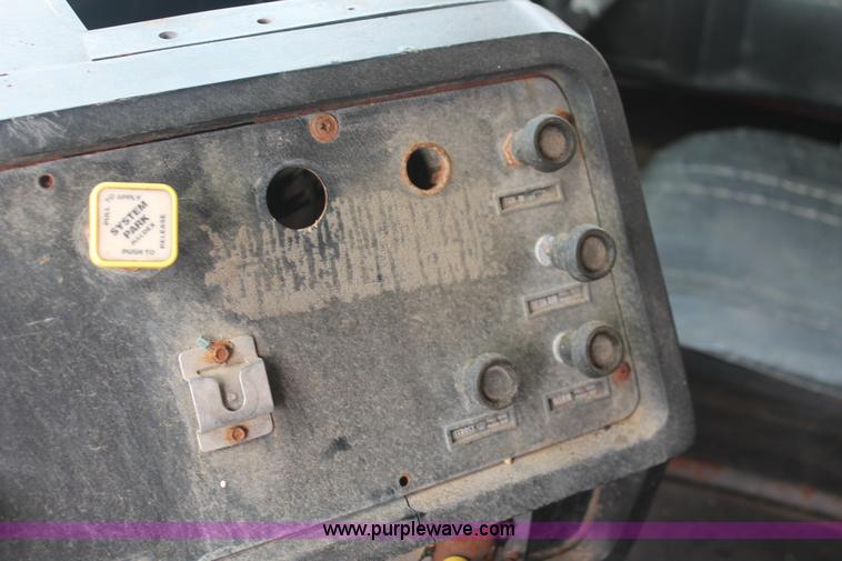 image for item I7880 1982 White tender truck