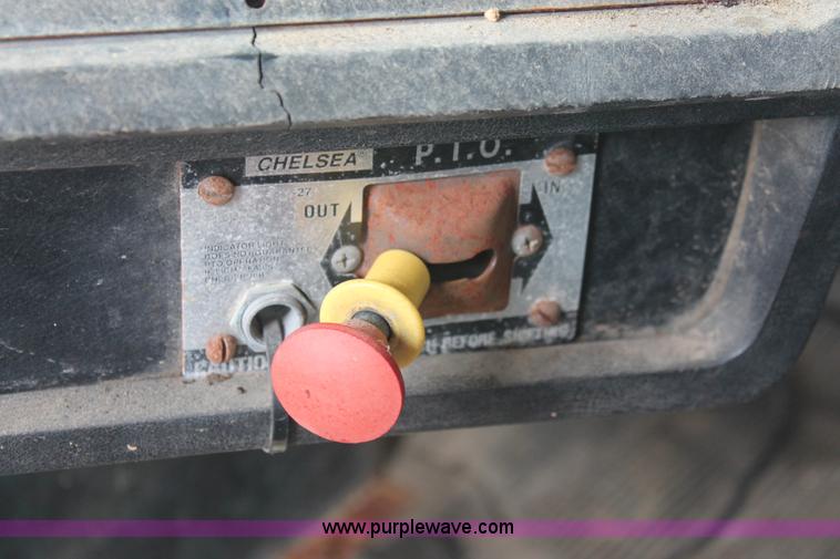 image for item I7880 1982 White tender truck