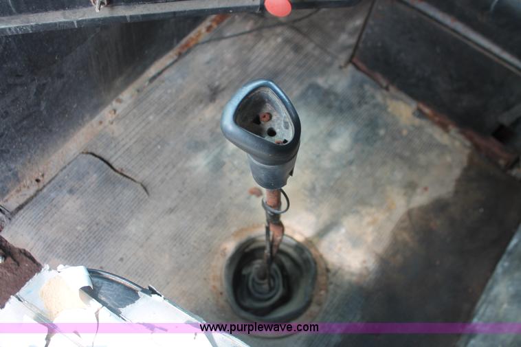 image for item I7880 1982 White tender truck