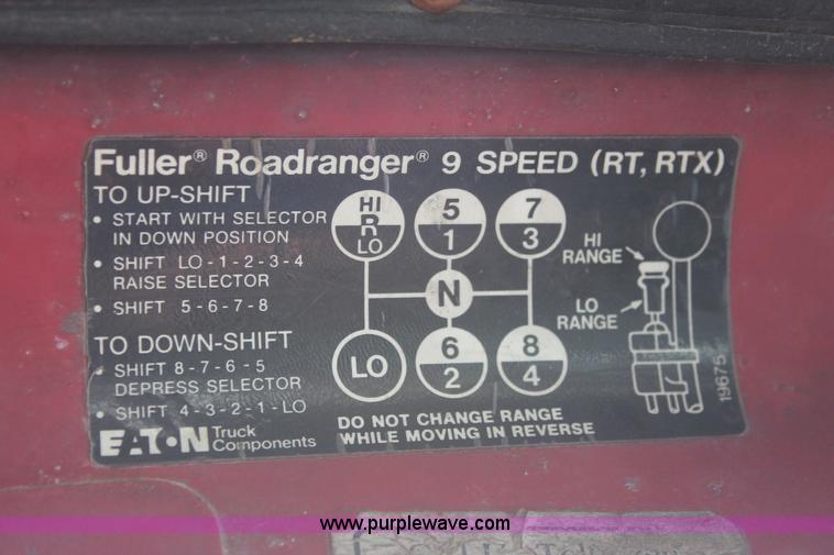 image for item I7880 1982 White tender truck