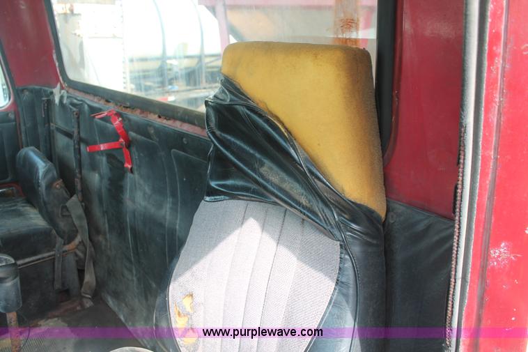 image for item I7880 1982 White tender truck