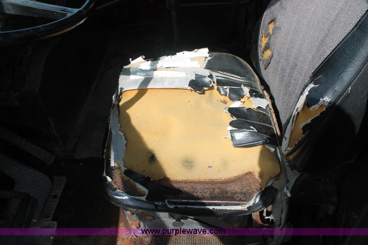 image for item I7880 1982 White tender truck