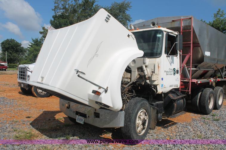 image for item I7880 1982 White tender truck