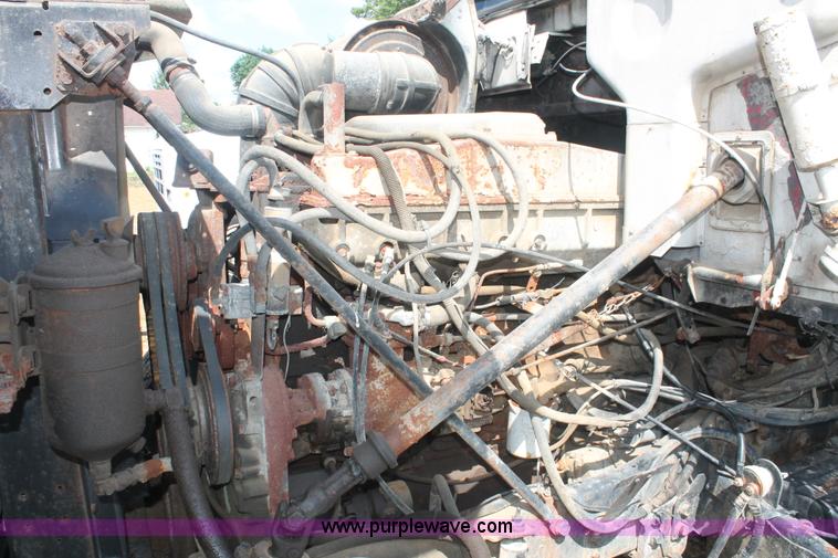 image for item I7880 1982 White tender truck