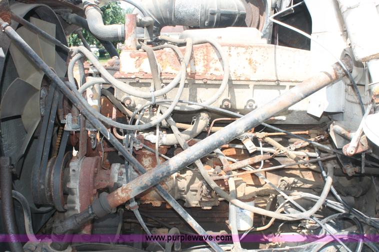 image for item I7880 1982 White tender truck