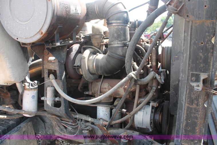 image for item I7880 1982 White tender truck