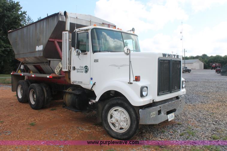 image for item I7880 1982 White tender truck