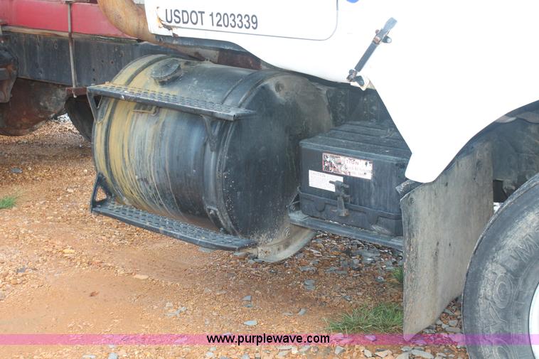 image for item I7880 1982 White tender truck