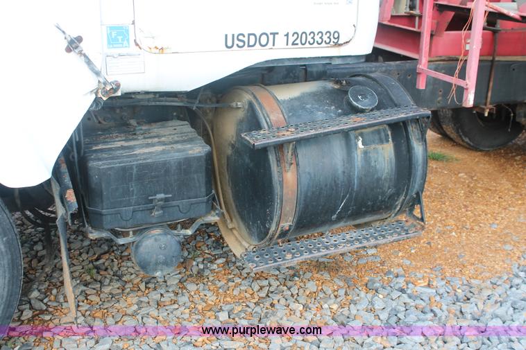 image for item I7880 1982 White tender truck