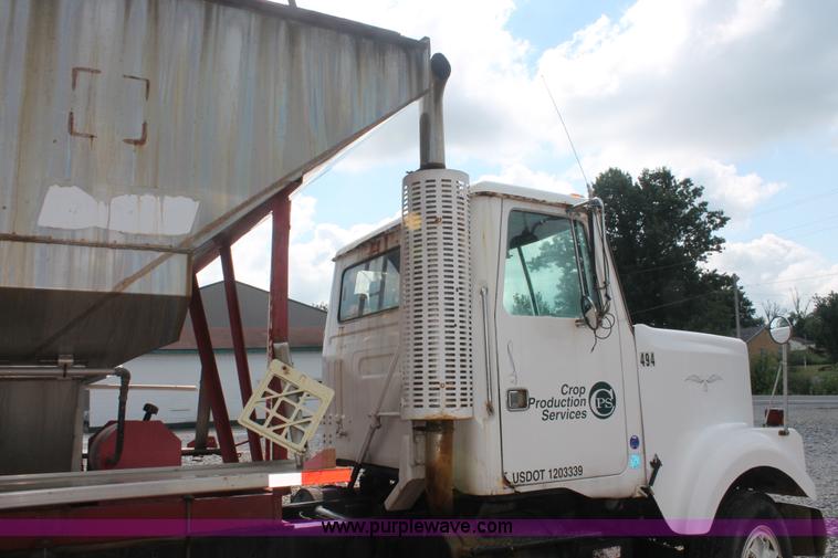 image for item I7880 1982 White tender truck