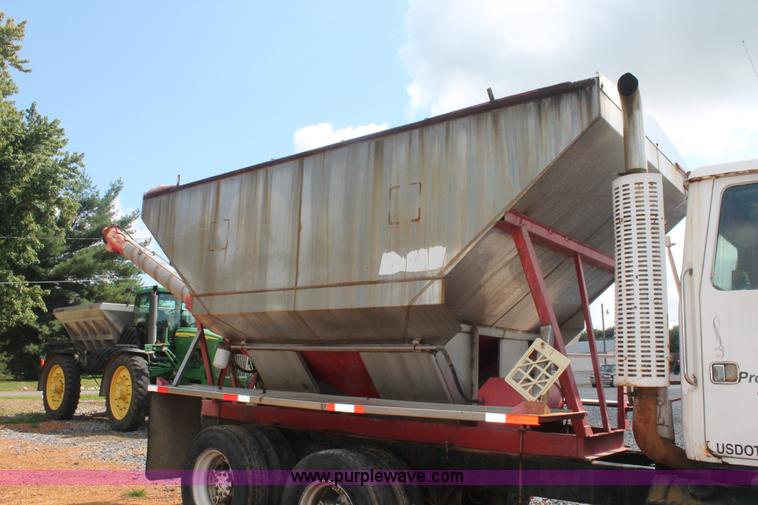 image for item I7880 1982 White tender truck