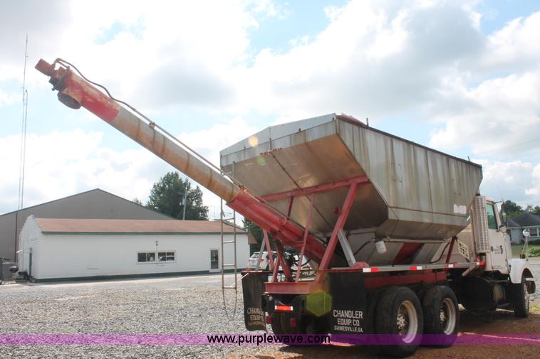 image for item I7880 1982 White tender truck