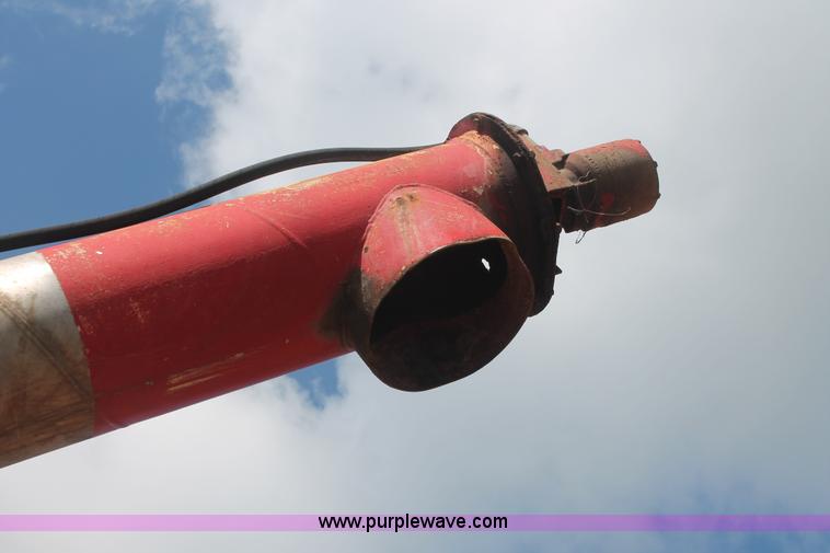 image for item I7880 1982 White tender truck