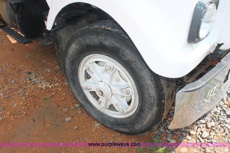 image for item I7880 1982 White tender truck