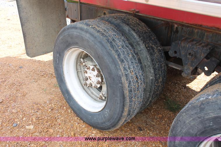 image for item I7880 1982 White tender truck