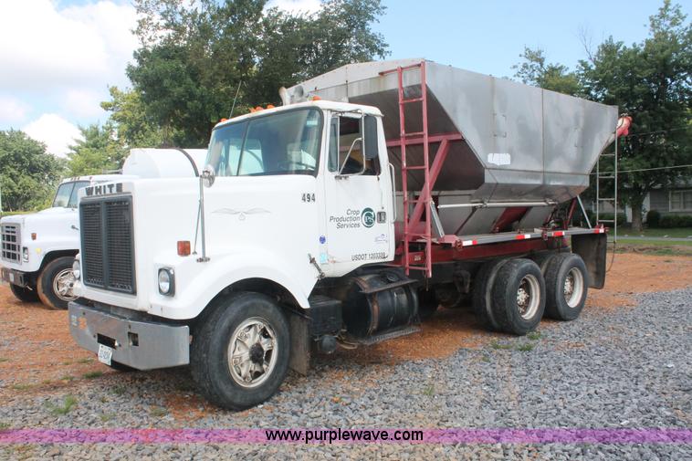 image for item I7880 1982 White tender truck