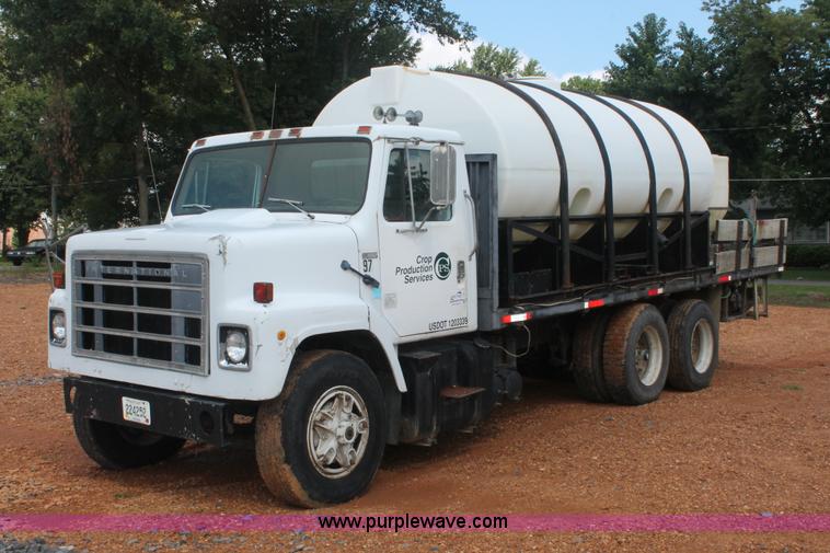 image for item I7881 1982 International F2275 flatbed liquid nurse truck