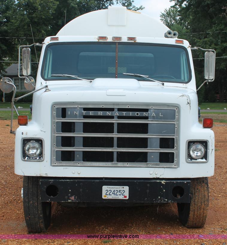 image for item I7881 1982 International F2275 flatbed liquid nurse truck