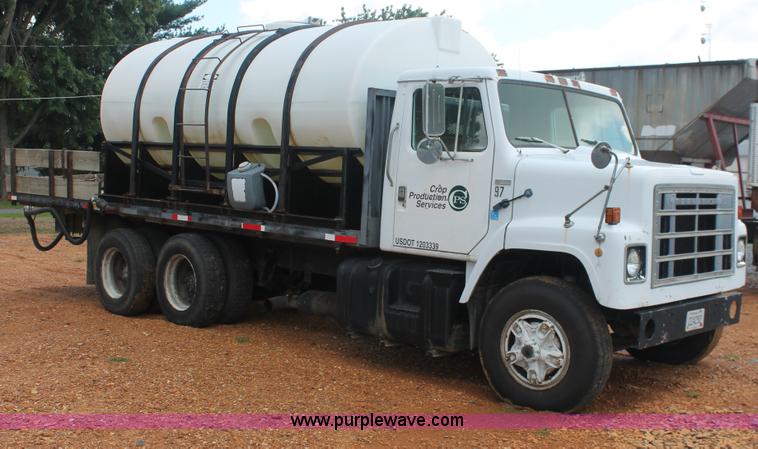 image for item I7881 1982 International F2275 flatbed liquid nurse truck