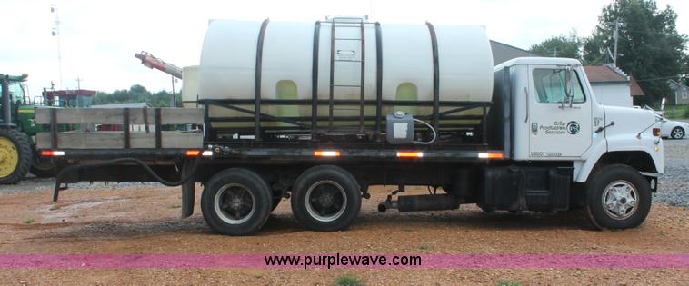 image for item I7881 1982 International F2275 flatbed liquid nurse truck