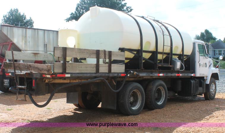 image for item I7881 1982 International F2275 flatbed liquid nurse truck