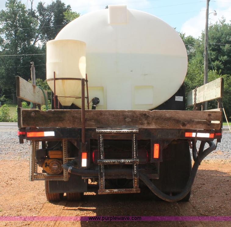 image for item I7881 1982 International F2275 flatbed liquid nurse truck